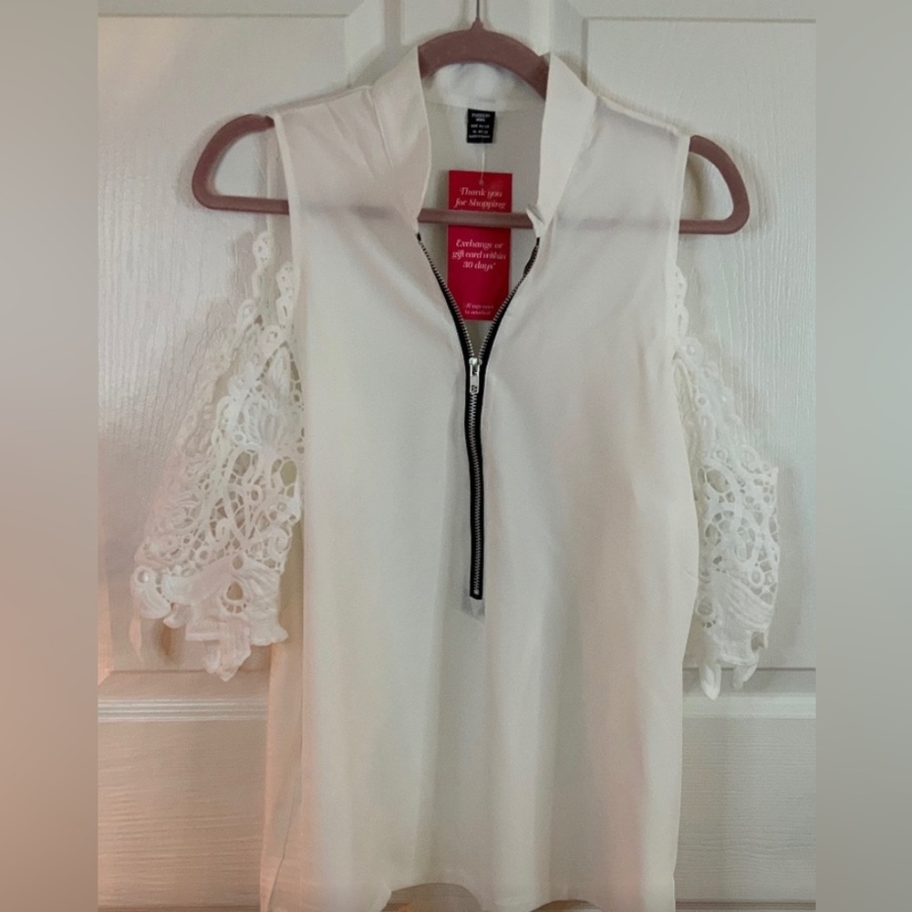 NWT, LACE COLD SHOULDER ZIP UP TOP SIZE XL